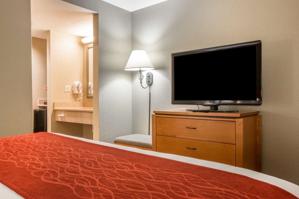 Comfort Inn and Suites Goshen - Middleto